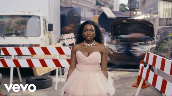 [Video] Simi - Stranger